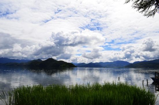 泸沽湖的天空和云彩仿佛离地面很近很近